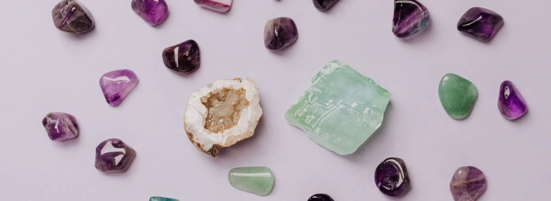 Pierres minérales violettes et turquoises.