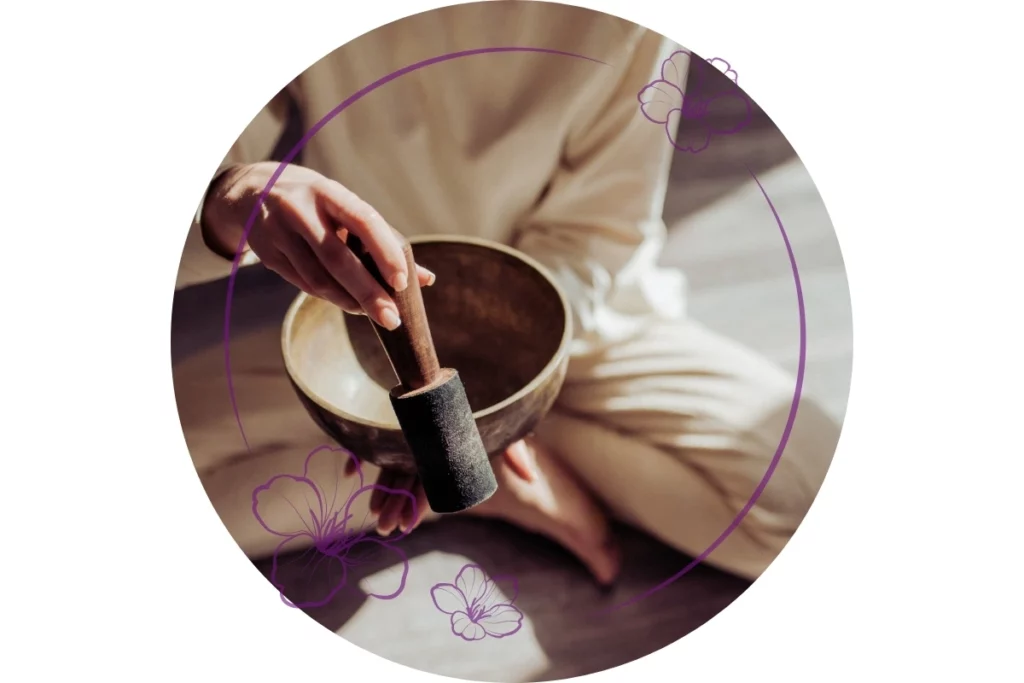 Femme utilisant des bols tibétains en position de méditation.
