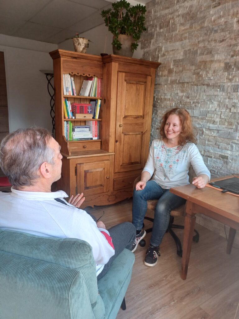 Fanny Vieubled thérapeute en conversation durant une consultation avec un client.